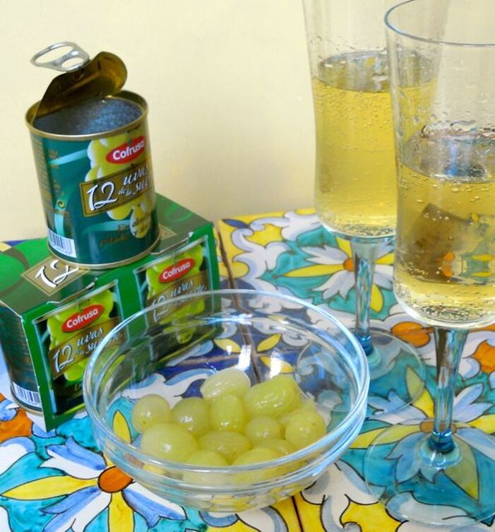 Good luck grapes, Seville Spain / New Year's Eve 2020 / Get Luckier in 2021 / Karen McCann / enjoylivingabroad.com