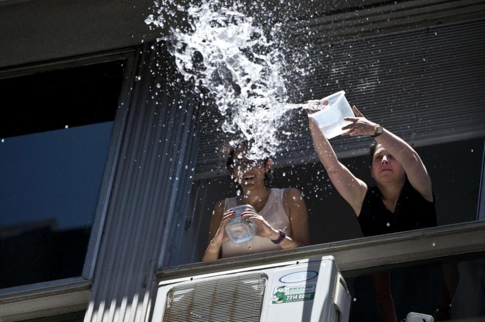 Bucket of water for good luck / Montevideo, Uruguay / New Year's Eve 2020 / Get Luckier in 2021 / Karen McCann / enjoylivingabroad.com