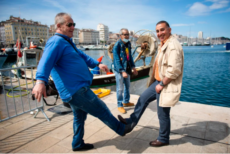 Foot bumping / Spain's Rebounding Social Life 2021 / Karen McCann / EnjoyLivingAbroad.com
