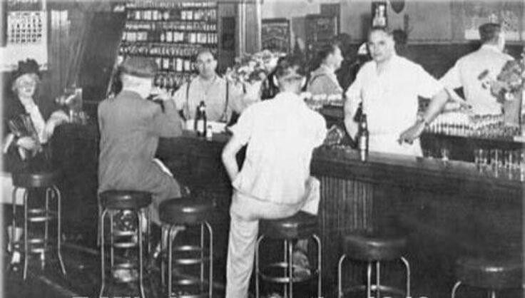 7 Mile House, Brisbane, CA / Dog-friendly Roadhouse Tavern Bar / Karen McCann / EnjoyLivingAbroad.com